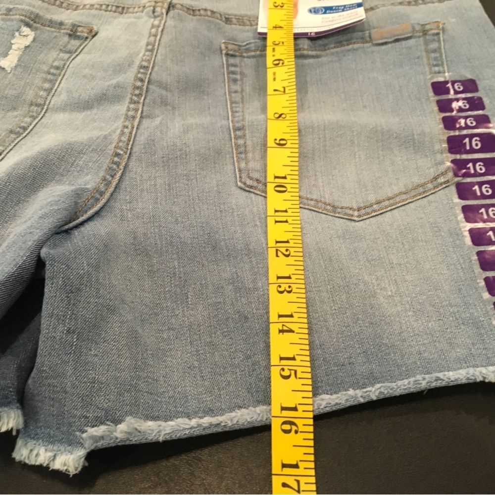Seven7 Weekend Short 5” Inseam Fray Hem Denim Waist Comfort Stretch Size 16 NWT - Picture 7 of 11